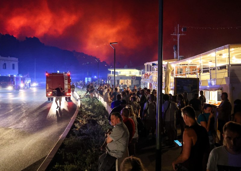 VELIKA GALERIJA Tužni prizori iz Dalmacije: Rijeka ljudi bježi pred plamenom buktinjom