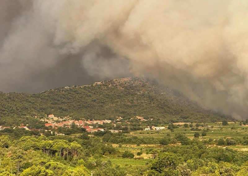 Stigle prve fotografije požara na Pelješcu: Ne izgleda dobro, vatra je blizu kuća