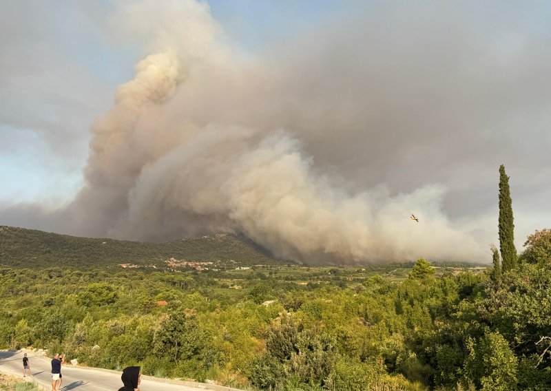 Vatrogasci o dalmatinskim požarima: Kod Rogoznice nema širenja, ali na Pelješcu vjetar stvara probleme