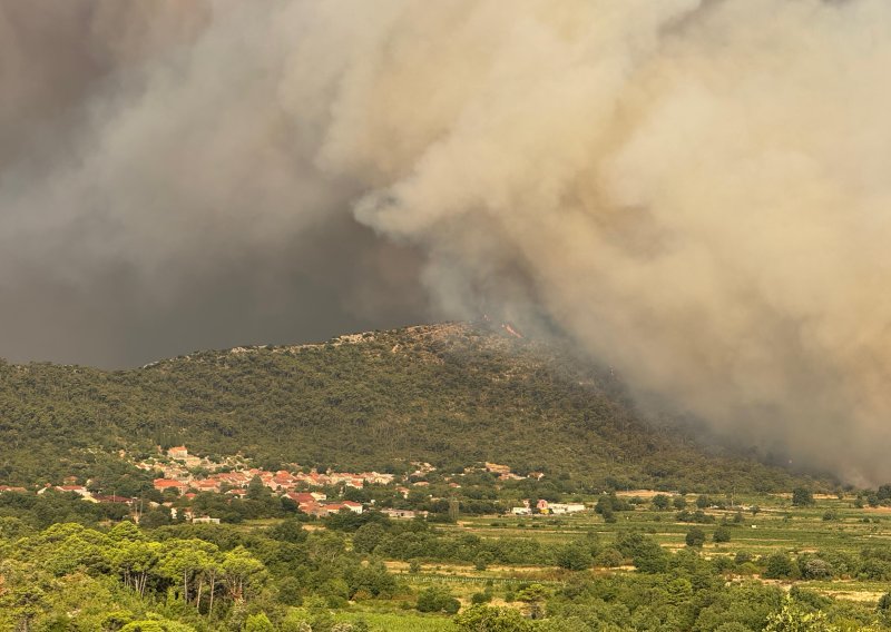 Požar na Pelješcu prekinuo promet, HAK: Nema obilaska