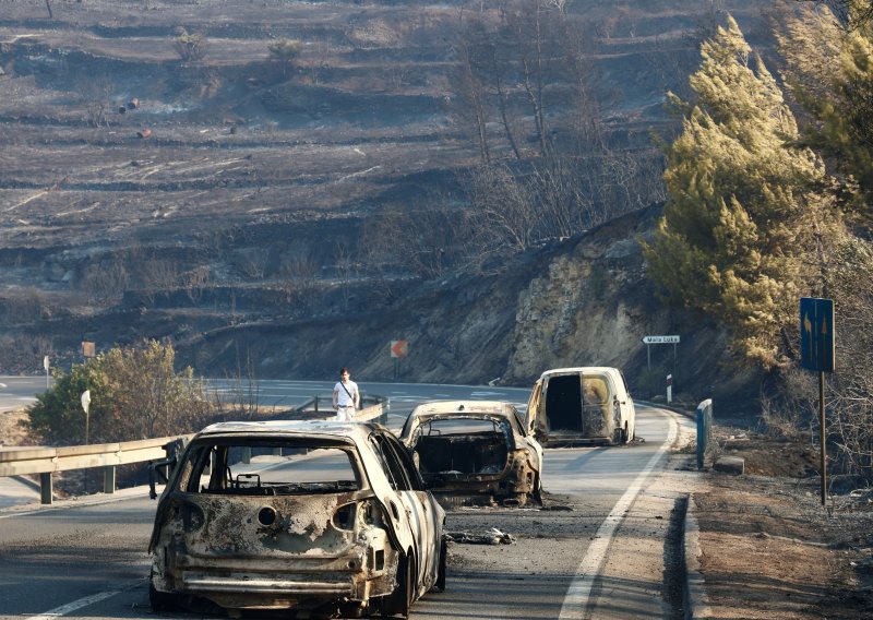 Vatra se ugasila, ostala pustoš: Kod Omiša stradalo 58 stambenih objekata i 36 vozila