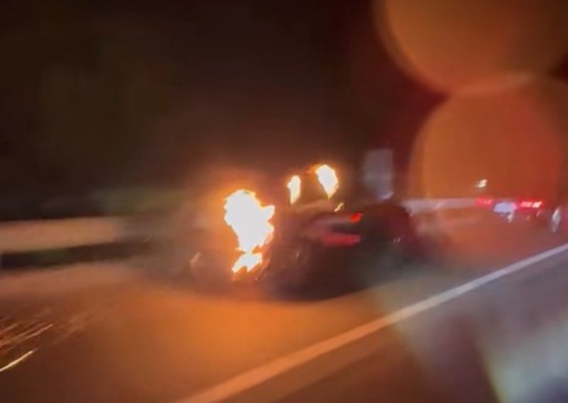 VIDEO Dramatična snimka: Automobilom u plamenu bježali pred požarom