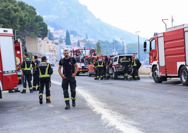 Sedmero ozlijeđenih u požaru kod Omiša životno je ugroženo, na respiratoru su
