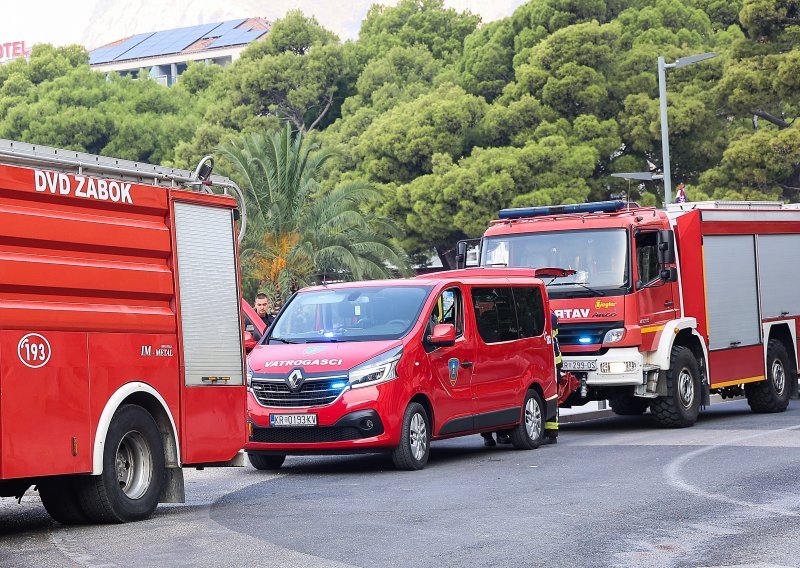 Brela izdala upozorenje: Okrenite aute u smjeru izlaska. U Makarsku prebačeno 45 ljudi s opožarenih područja