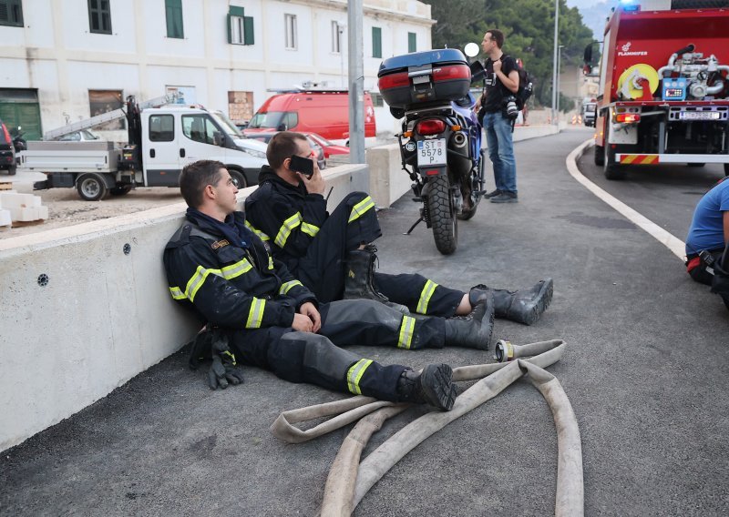 Bez sna i predaha: Iscrpljeni vatrogasci nakon cijele noći borbe pronašli trenutak za odmor