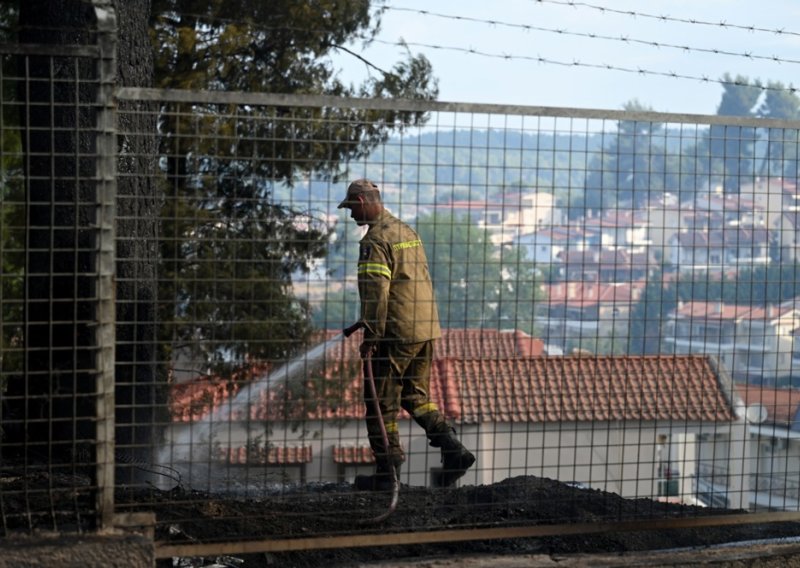 Požar u Grčkoj stavljen pod kontrolu, ozlijeđena tri vatrogasca