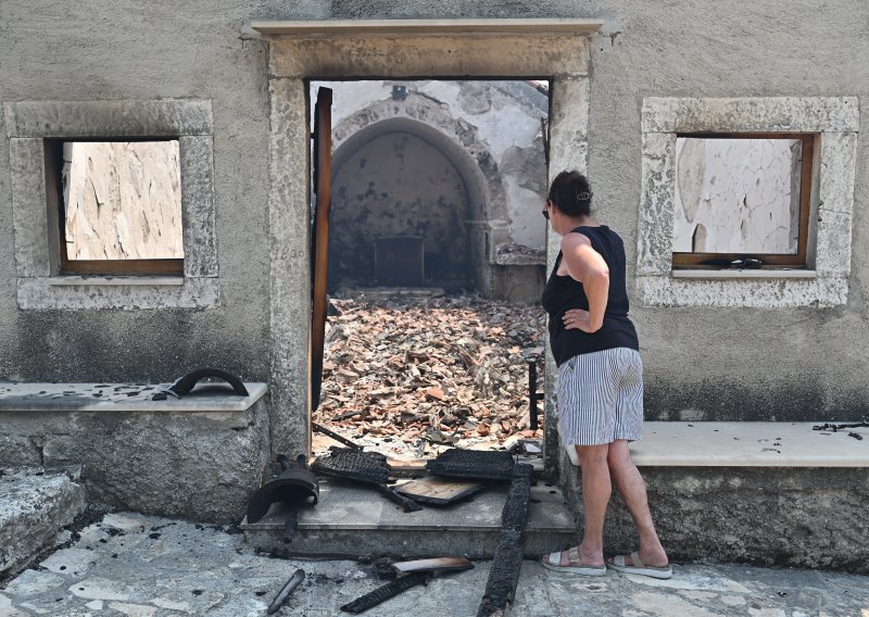 Požar na Pelješcu: Izgorjela crkva u Potomju, velika gužva u trajektnoj luci