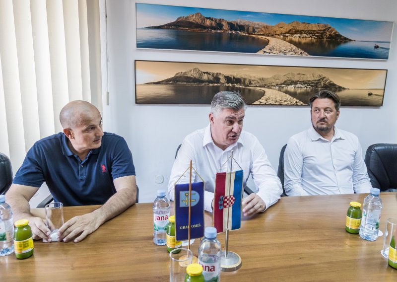 Milanović: 'Neviđeno. Ja sam stigao s Hvara, tamo je cijeli akvatorij bio u dimu od ovoga'