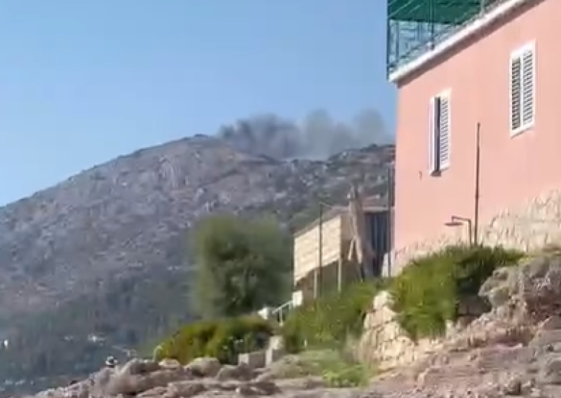 Razbuktalo se na sjevernim padinama kod Omiša, vjetar otežava situaciju