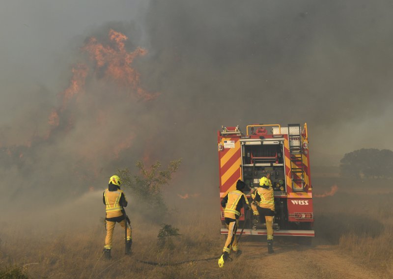 FOTO Ovo su scene s požarišta kod Zadra: Vatrogasci se nadaju uskoro staviti vatru pod nadzor