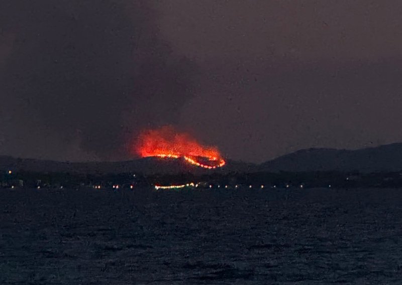 VIDEO: Požar na Dugom otoku munjevito se širi, vatrogasci brane kuće i vikendice: 'Situacija nije dobra!'