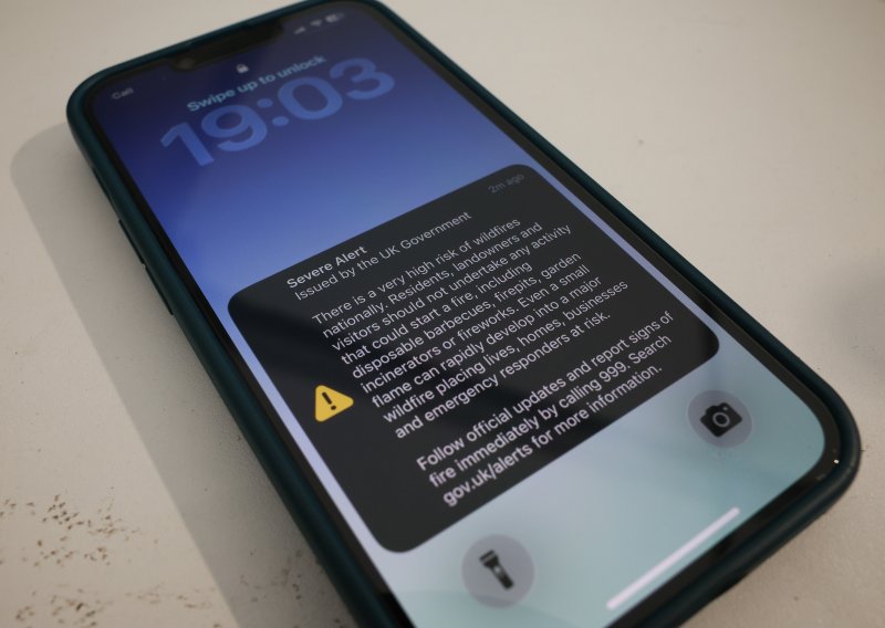 Milijunima Britanaca zazvonio alarm na mobitelima: 'Ozbiljna je opasnost od požara, zemlja je poput kutije šibica'