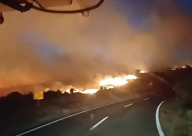 VIDEO Vatrogasci obranili sve kuće na Dugom otoku, u pomoć stigli  kanaderi
