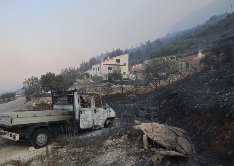 Troje stradalih u omiškom požaru i dalje na respiratoru
