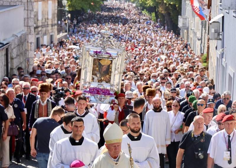 FOTO Na tisuće vjernika stiglo u Sinj na procesiju povodom Velike Gospe, pogledajte prizore
