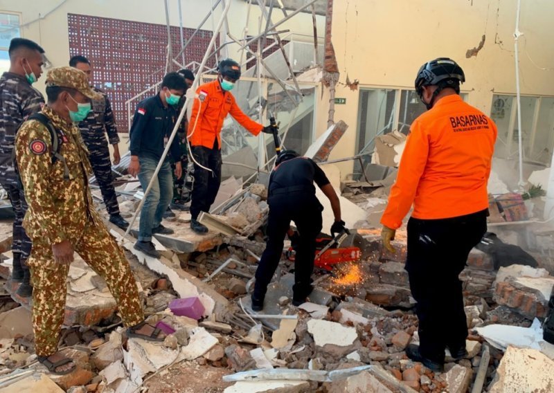 VIDEO Raste broj žrtava snažnog potresa u Indoneziji, pretražuju se ruševine
