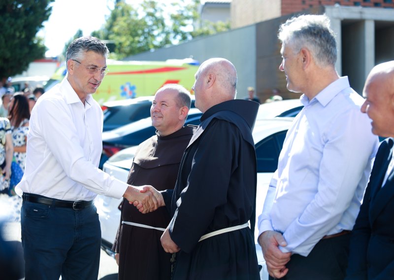 Plenković o požarima: 'To je bila velika fronta. Vlada će financijski pomoći Omišu i okolici'