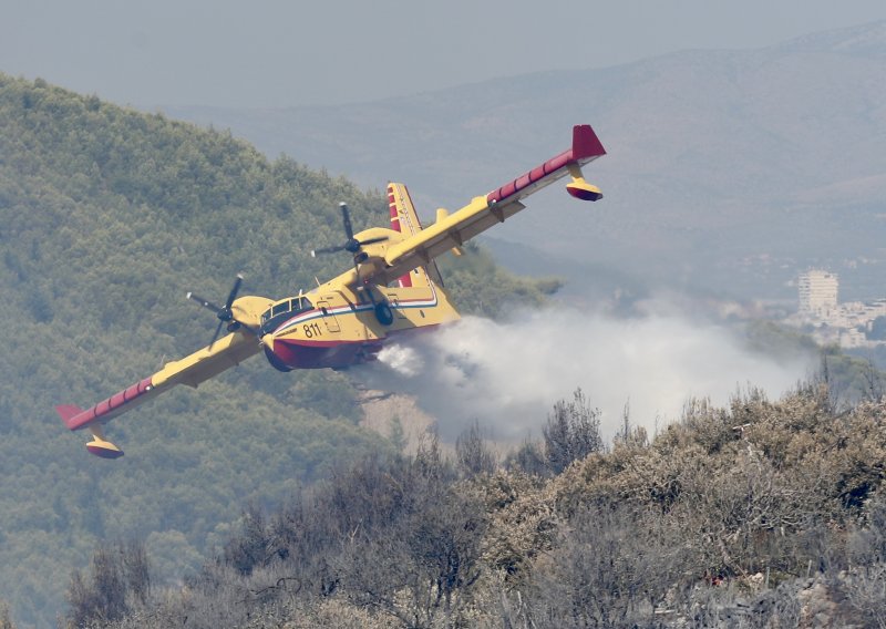 Veliki požar na Dinari ne posustaje: U borbu poslani vojska i četiri kanadera