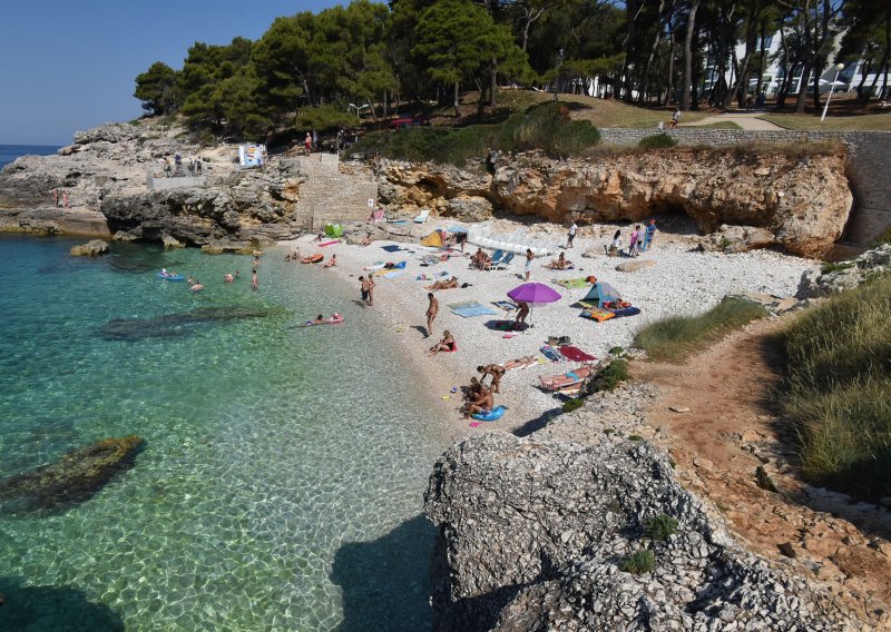 Bistro more, zaobljene stijene i zelenilo: Ova plaža kod Pule je mali komadić raja skriven među stijenama