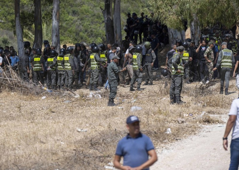 Drama na granici EU-a: Stotine migranata krenule prema Ceuti, policija ih zaustavila suzavcem i psima