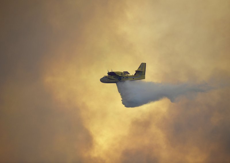 Piloti kanadera gotovo da ne silaze s neba: 'Ovo je jedna od najtežih sezona'