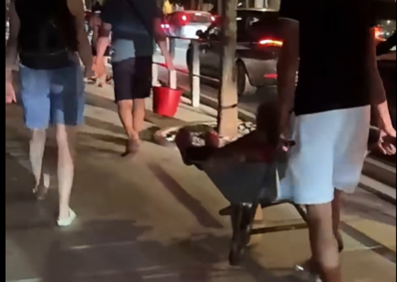 VIDEO Dirljiva scena usred požara kod Omiša: Unuk tačkama baku vozio na sigurno
