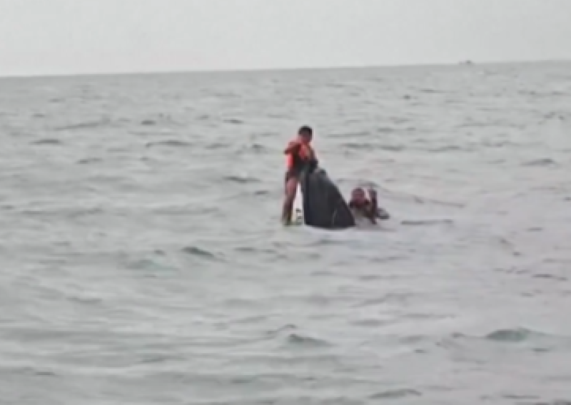 Drama na Tajlandu: Otac i dječaci 16 sati plutali na moru nakon prevrtanja jet-skija