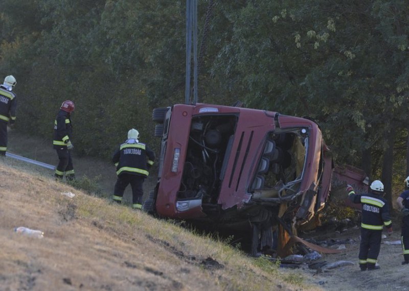 Stravična nesreća u Mađarskoj: Prevrnuo se autobus, najmanje 12 mrtvih