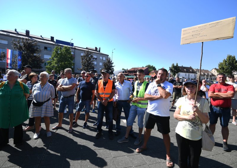 FOTO Prosvjed u Gospiću: 'Liku je okružio prsten zla'