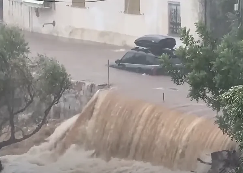 VIDEO Dramatične scene u Grčkoj: Bujice blokirale vozače, žena ozlijeđena nakon udara groma