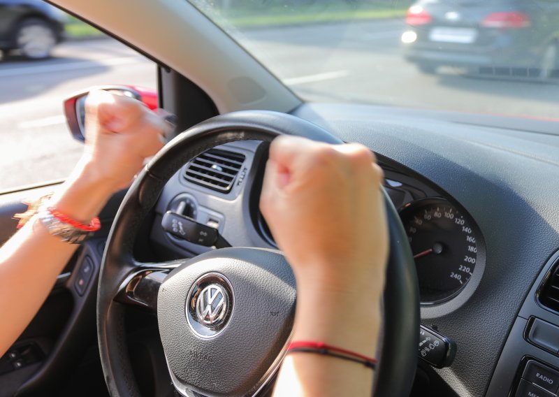 Jedan potez kroz prozor automobila može završiti katastrofom: Kazna ide do 19.900 eura