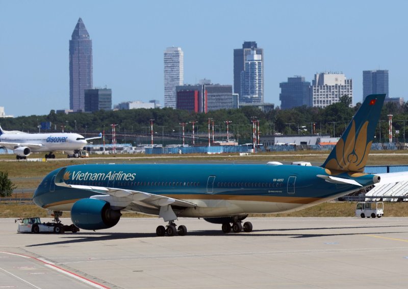 VIDEO Za dlaku izbjegnuta katastrofa: Veliki Boeing udario repom o pistu kod uzlijetanja