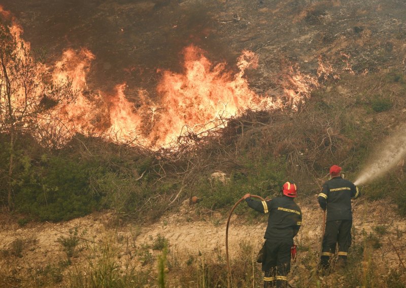 Tragedija na grčkom otoku: Dva požara buknula gotovo istodobno, pronađena dva tijela