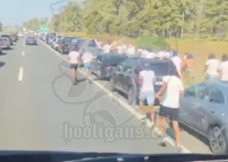 Procurio novi video kaosa na autocesti: Maskirani navijači trče po zaustavnoj traci