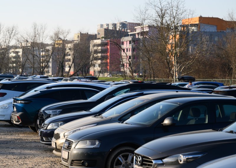 Zagrebom kruže automobili koji ‘love’ neplatiše parkinga: Jedan dnevno provjeri oko 2000 vozila