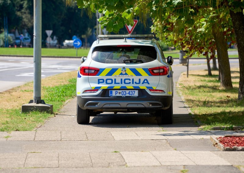 Maloljetna Hrvatica automobilom završila u izlogu u Kopru: Nema vozačku, policija joj izmjerila i alkohol