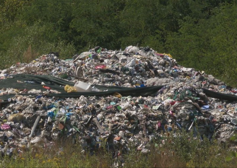 1500 tona otpada usred sela: Tvrtka ugašena, a mještani žive sa smradom, žoharima i čagljevima