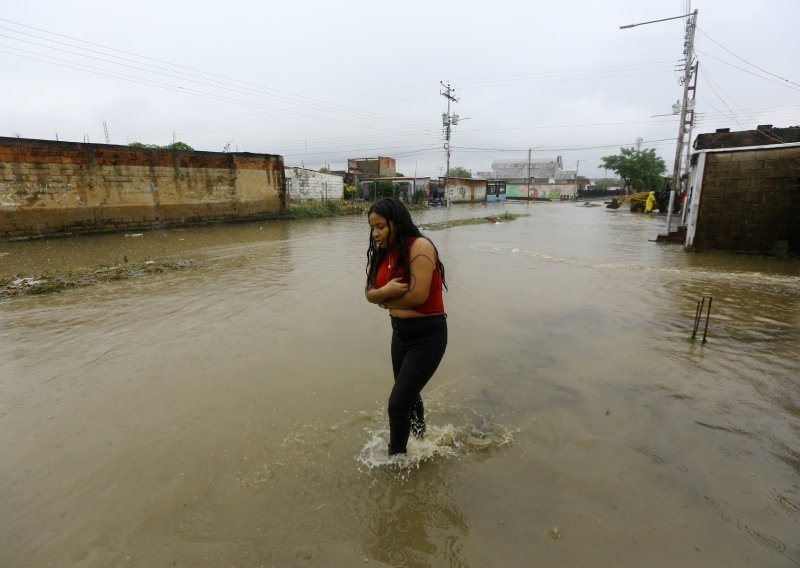 Smrtonosne poplave u Caracasu: Bujica odnijela dvije tinejdžerice, poginula i 49-godišnja žena