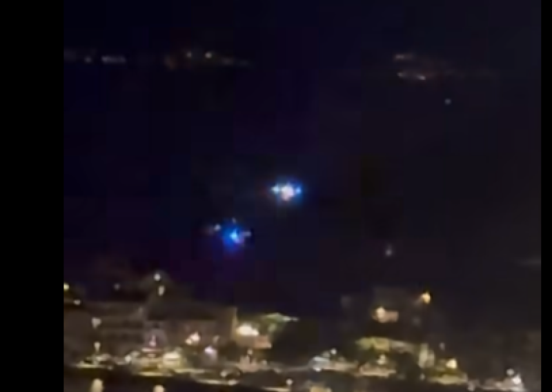 Alarm na Makarskoj rivijeri: Ispaljene najmanje četiri signalne rakete, vatrogasci na nogama