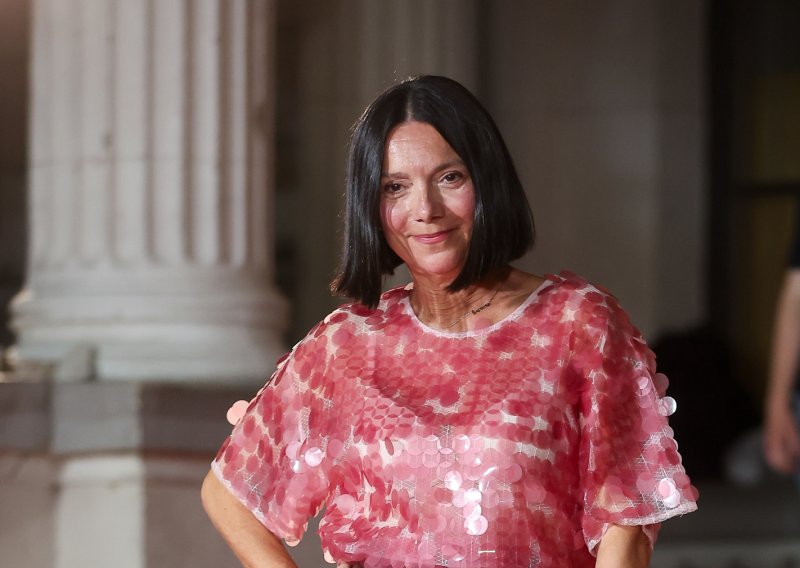 Glamur u ružičastom: Daniela Trbović pokazala kako nositi šljokice s dozom čistog chica