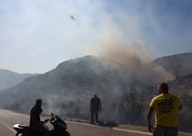 Požari poharali grčki otok u blizini Atene: Dvije osobe poginule, gotovo 600 ljudi evakuirano