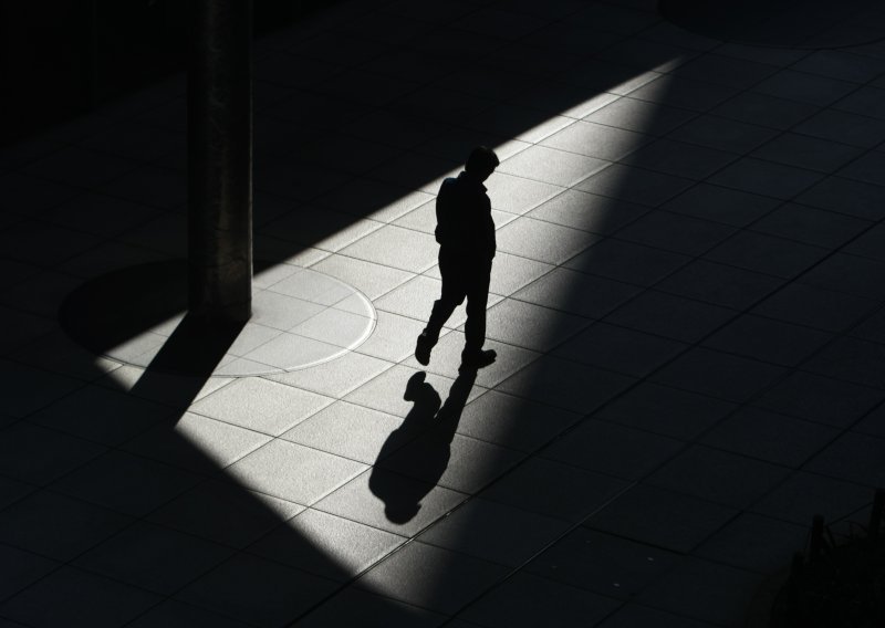 Iščupao maslinu, porazbijao rasvjetu i išarao školu