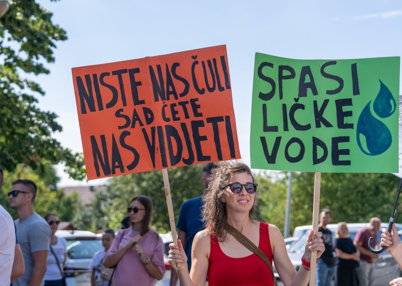 Građani u Gospiću dočekali političare povicima 'Izdaja!' i 'Eko mafija!', Milinović bacio dokumente u smeće