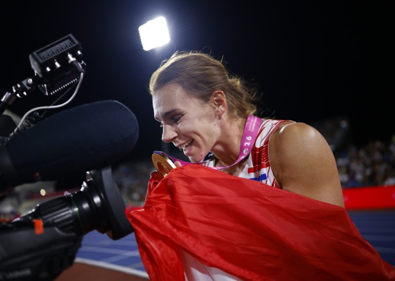 Srpska atletičarka morala objasniti tamošnjim medijima zašto je grlila našu Saru Kolak