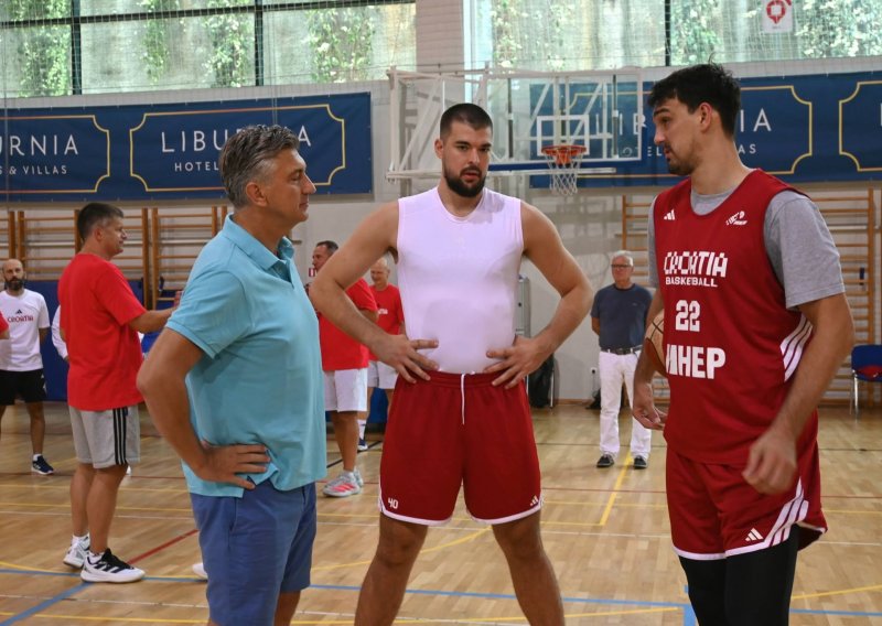 Plenković posjetio hrvatske košarkaše prije važnih utakmica