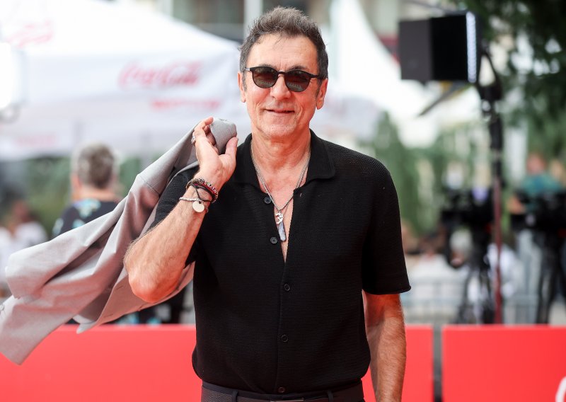 Branko Đurić pozirao na crvenom tepihu kao najveći frajer na četvrtoj večeri Sarajevo Film Festivala