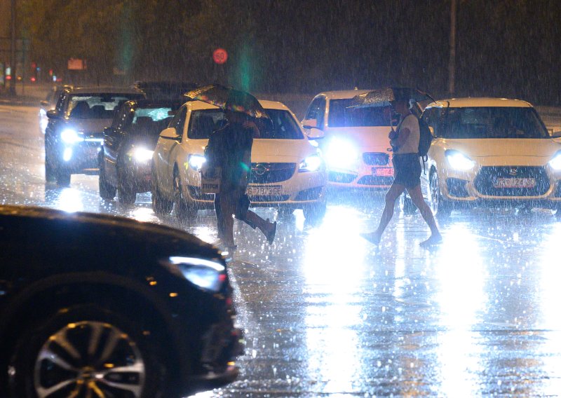Nevrijeme stiglo do Hrvatske: Kiša pada u Zagrebu, na A1 vozači zbog jakog pljuska morali stati u zaustavnu traku