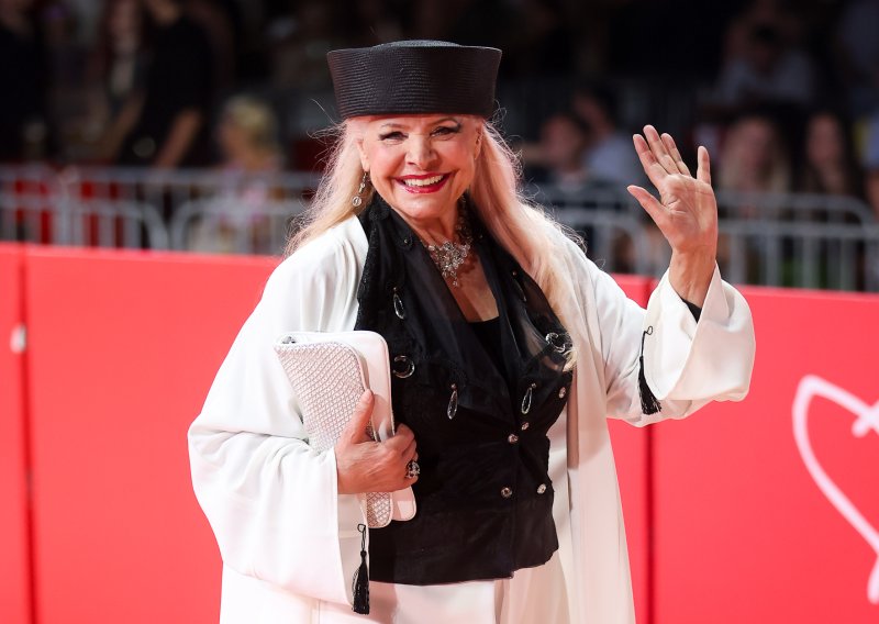 Svi pričaju o njezinoj kreaciji: Diva sevdaha prošetala crvenim tepihom i poslala snažnu poruku o kojoj bruji regija