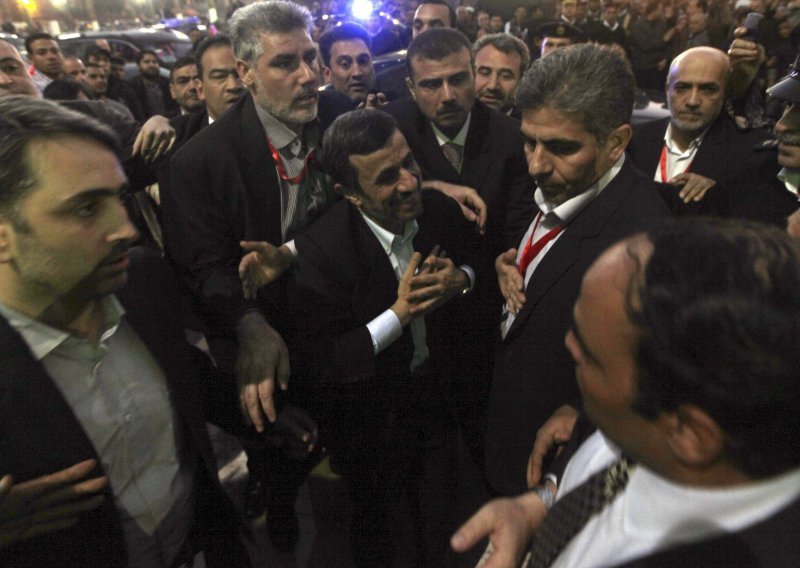 Cipelom na Ahmadinedžada u Kairu