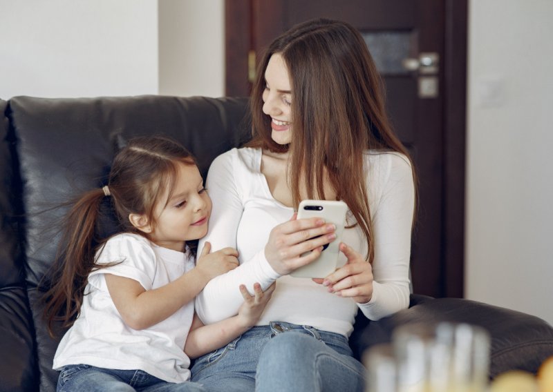 Roditelji, ostavite mobitel: Vaše skrolanje moglo bi djeci štetiti više nego njihov vlastiti ekran